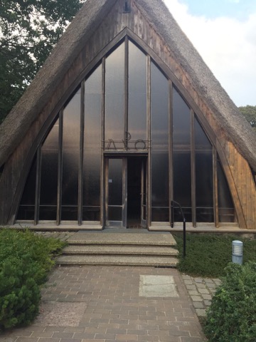 Verschmutzte Vorderseite der Fassade der Schifferkirche in Prerow.