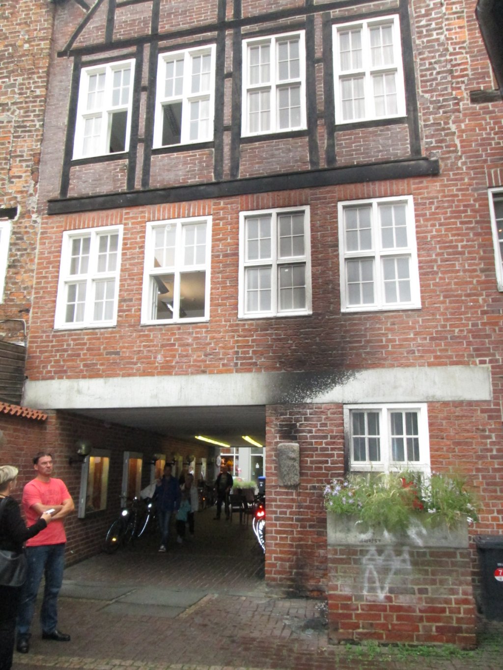 Eine verrußte Hausfassade in Lüneburg.