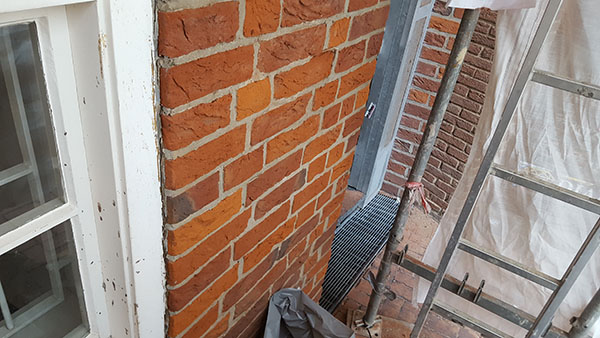 Eine mit Trockeneis gereinigte Hausfassade in Lüneburg.