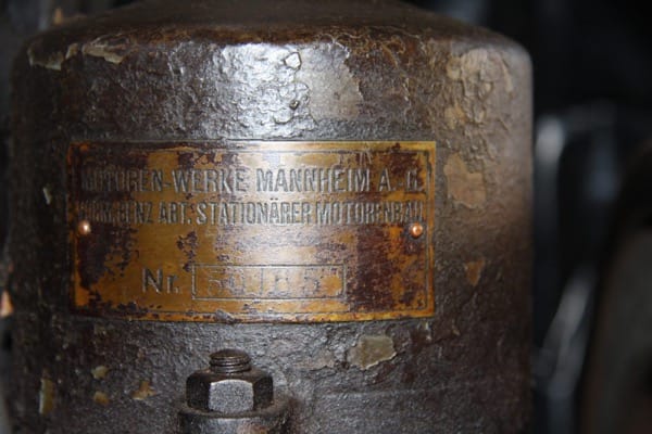 Detail (Typenschild) eines verschmutzten Hilfsgenerators der Industriedenkmal Senffabrik Leman.