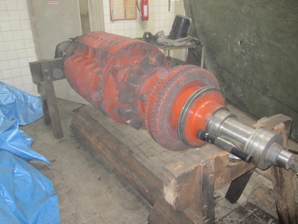 Verschmutzter, orangener Generator der hkw blumenthal GmbH.