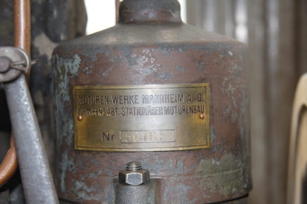 Detail (Typenschild) des mit Trockeneis gereinigten Hilfsgenerators der Industriedenkmal Senffabrik Leman.