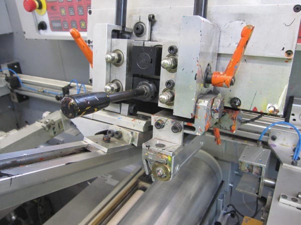 Die verschmutzte KLEMM Derby Druckmaschine bei ALS ENGINEERING GMBH.