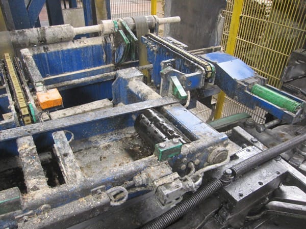 Verschmutzte Streckmaschine der Poppe+Potthoff GmbH.