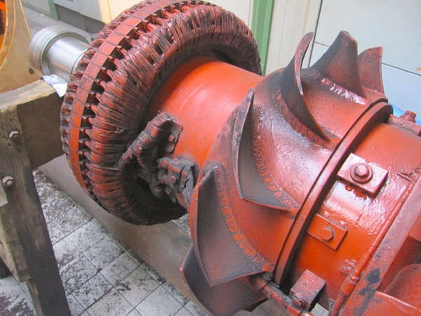 Detail des verschmutzten Rotors des Generators der hkw Blumenthal GmbH.