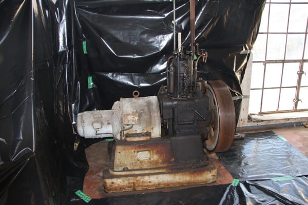 Verschmutzter Hilfsgenerator der Industriedenkmal Senffabrik Leman.