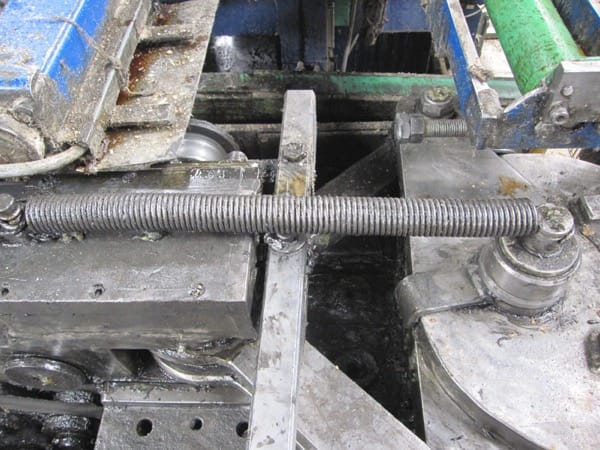 Verschmutzte Streckmaschine der Poppe+Potthoff GmbH Nr. 2.