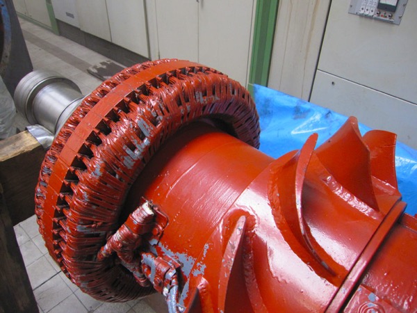 Detail des mit Trockeneis gereinigten, orangenen Rotors des Generators der hkw blumenthal GmbH.