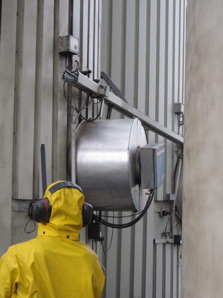 Person in Schutzkleidung reinigt einen Lagertank nach einer Leckage in Bremerhaven.