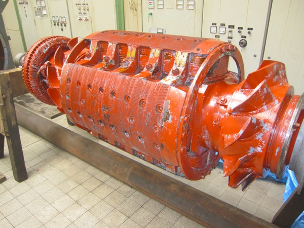 Ein mit Trockeneis gereinigter, orangener Generator der hkw blumenthal GmbH.