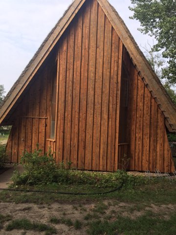 Die mit Trockeneis gereinigte Rückseite der Fassade der Schifferkirche in Prerow.