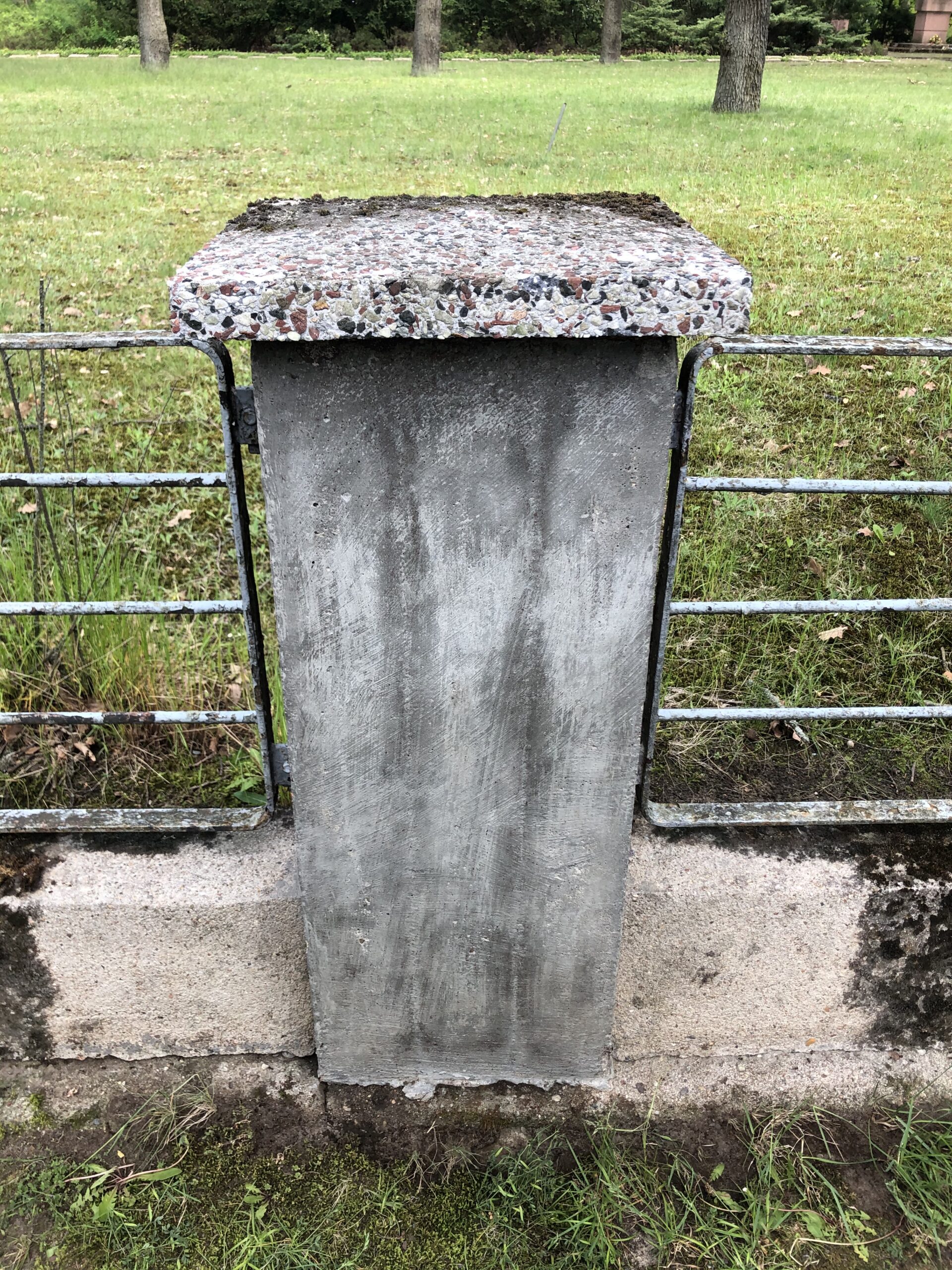 Ein entlackter, denkmalgeschützten Zaunpfeiler am Soldatenfriedhof in Beelitz.