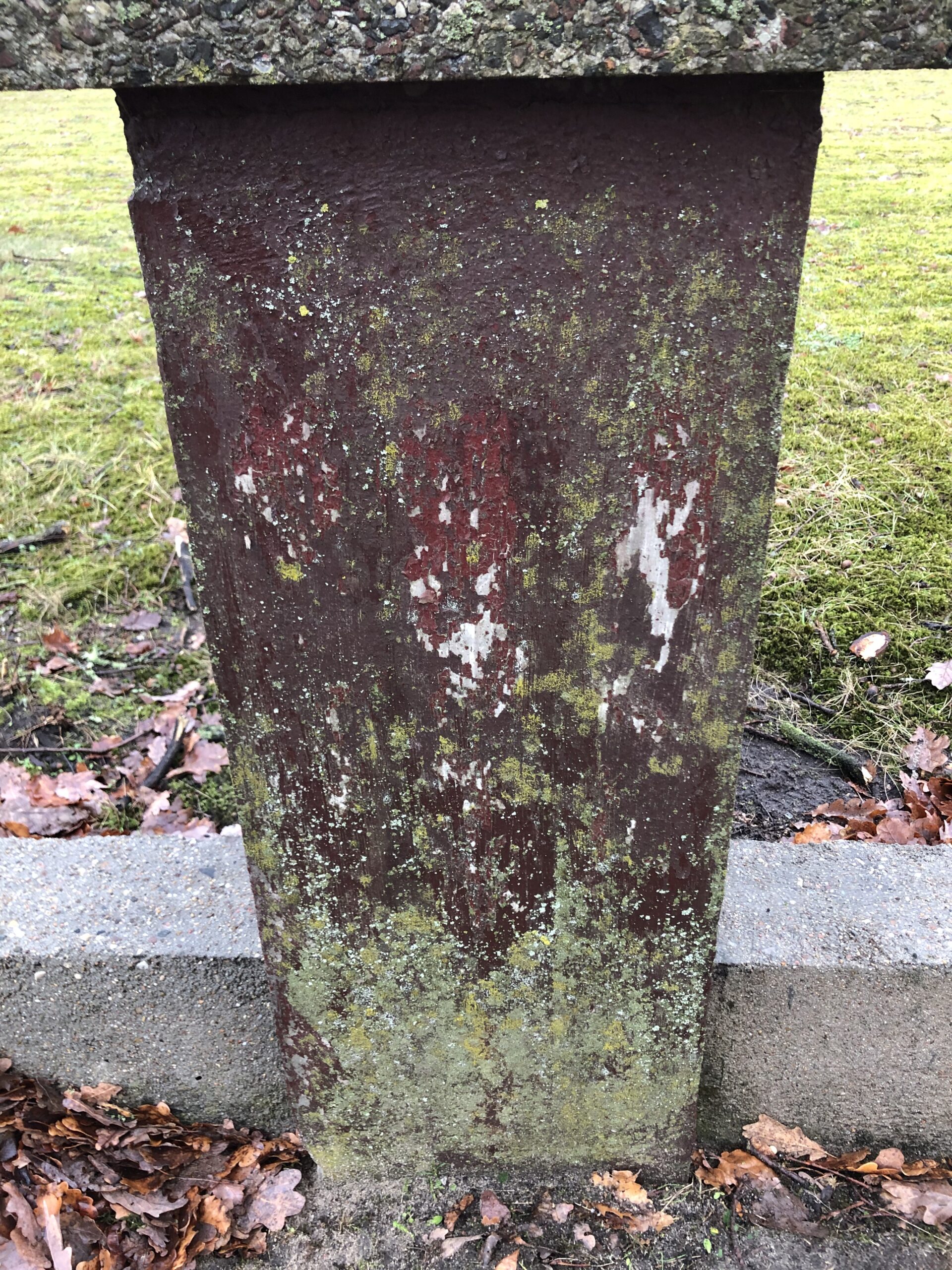 Ein denkmalgeschützter Zaunpfeiler am sowjetischen Soldatenfriedhof in Beelitz.