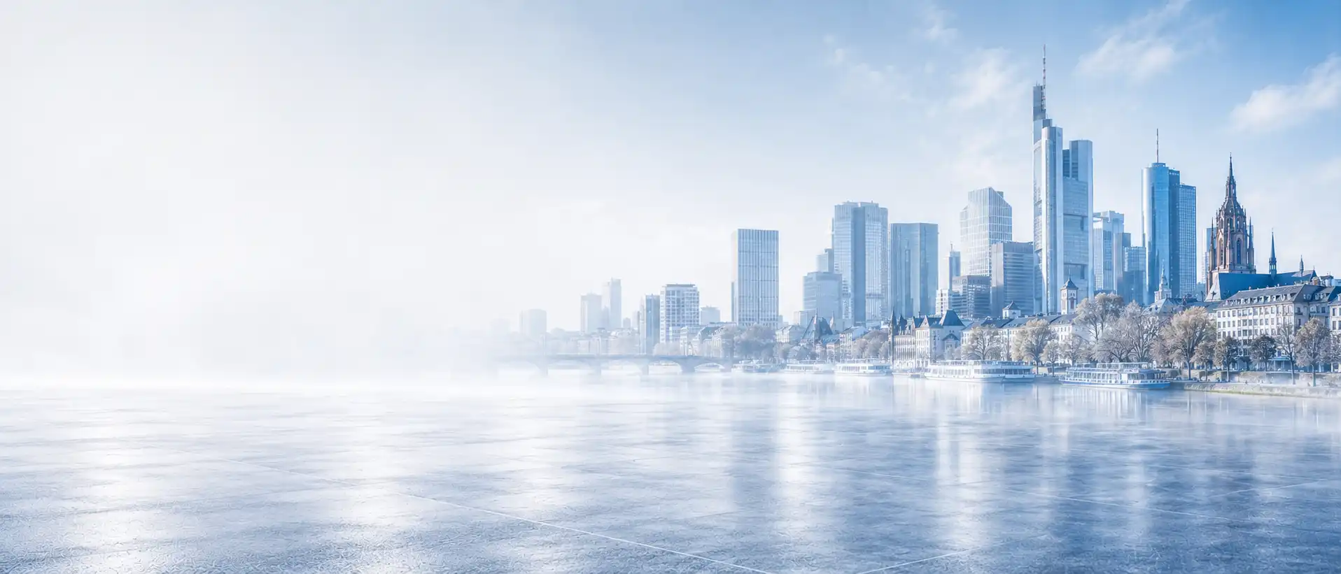 Trockeneisreinigung in Frankfurt am Main: Skyline mit Kaiserdom am Mainufer im Trockeneisnebel