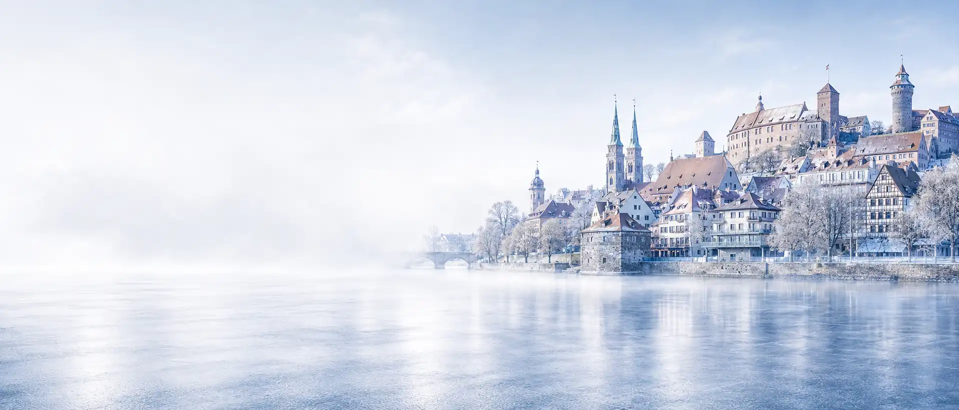 Trockeneisreinigung in Nürnberg: Altstadt mit Kaiserburg und Sebalduskirche am Pegnitzufer im Trockeneisnebel
